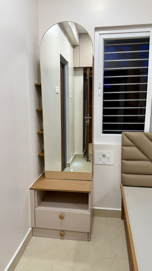 Dressing unit with mirror and drawers in a Chennai bedroom